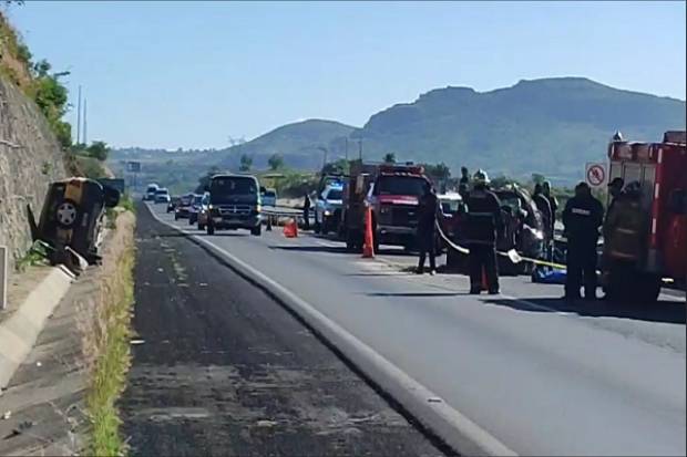 Un muerto y al menos cuatro heridos, saldo de choque en la Vía Atlixcáyotl