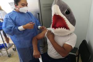 FOTOS: Acude con careta de tiburón a vacunarse contra la COVID en San Pedro Cholula