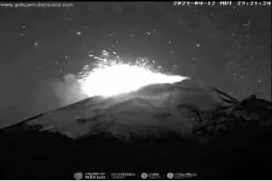 VIDEO: Popocatépetl registra explosión y arroja material incandescente