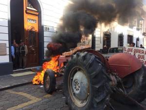 Campesinos quemaron llantas frente al Congreso de Puebla
