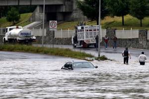 FOTOS: Bulevar Vicente Suárez queda inundado tras lluvia