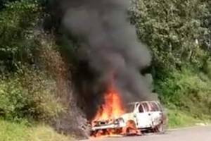 Vecinos de Zacapoaxtla quemaron camioneta de rateros que se dieron a la fuga