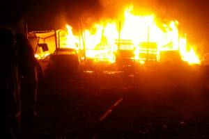 Incendio consumió negocio de madera en Amozoc