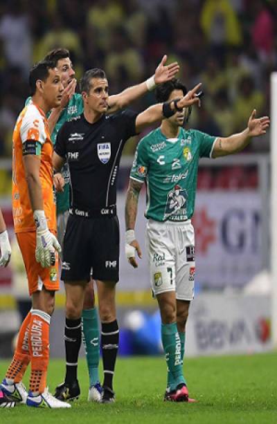 Investigan &quot;rodillazo&quot; del árbitro Fernando Hernández a jugador de León