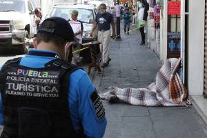 Indigente perdió la vida en calles del centro de Puebla