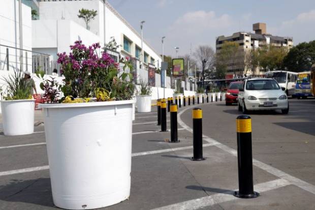 Permanecerán bolardos y maceteros en Puebla Capital, decide el Cabildo