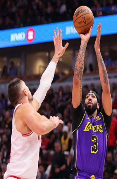 Lakers se impone 121-110 a Bulls y aspiran a playoffs