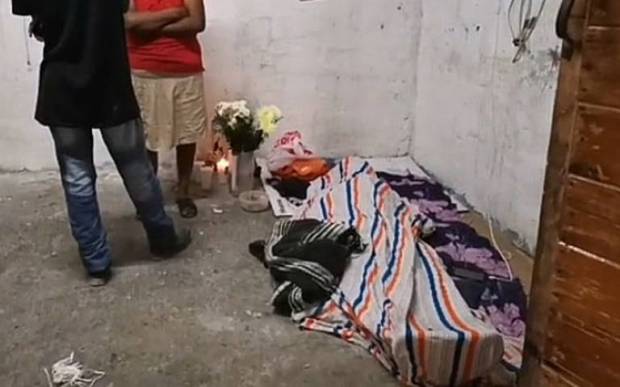 Funeraria de Tehuacán recoge ataúd y deja a difunto en el piso