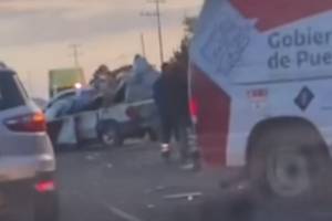Mueren tres personas tras colisión de Ruta 100 y camioneta en Amozoc