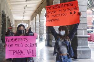 FOTOS: Locatarios del centro de Puebla exigen apertura afuera de palacio municipal