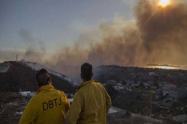 Incendio en BC deja al menos 2 muertos y 60 casas destruidas