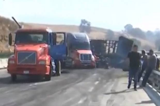 Tráilers colisionan y uno se incendia en la autopista México-Puebla