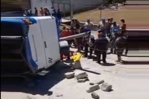 VIDEO: Un muerto y cerca de ocho heridos deja volcadura de camión en Tepeaca