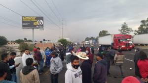 Liberan autopista a México tras 5 horas de bloqueo por habitantes de Coronango