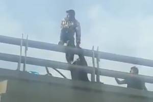 Policías de San Andrés Cholula evitaron que un joven se suicidara arrojándose de un puente