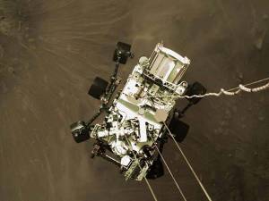 NASA difunde foto de descenso de sonda Perseverance a Marte