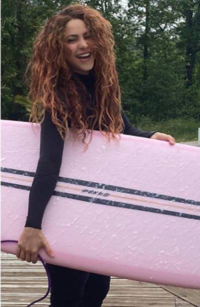 VIDEO: Shakira presume figura surfeando en Instagram