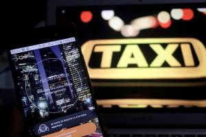 Taxistas de la CROC lanzan tarifa fija para competir contra Uber