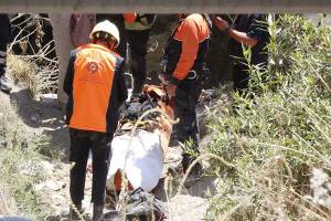Muere hombre al volcar su camioneta y caer a barranco en la autopista Puebla-Orizaba