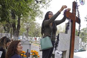 Sin límite de aforo, con música y horario corrido, los panteones de Puebla en Día de Muertos