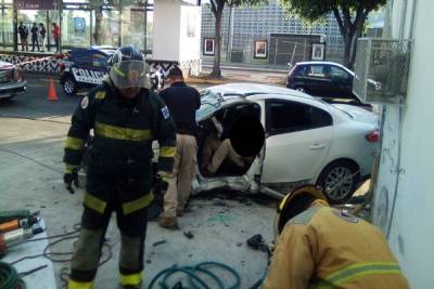 Mueren dos personas tras colisionar contra muro cerca de Contaduría BUAP