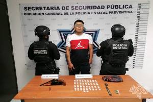 Policía estatal detiene a sujeto con 73 dosis de droga y arma de fuego en Amozoc