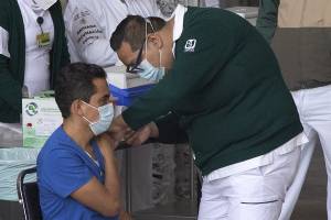 FOTOS: Inicia segunda aplicación de vacuna anti COVID a personal médico en Puebla