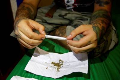 Senadores alistan multas de 3.4 mdp por fumar marihuana en espacios públicos