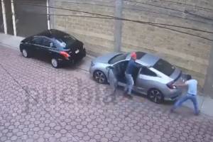 VIDEO: Ladrón encañona al dueño de un vehículo que pretendía robar en Puebla