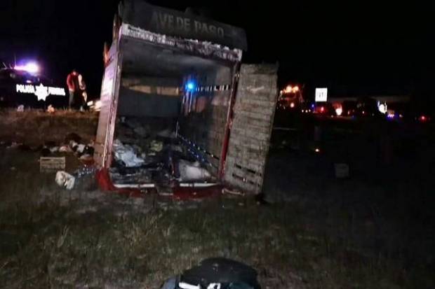 Volcó camioneta con peregrinos en la autopista Puebla-Oaxaca; una menor muerta y 20 lesionados