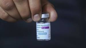 Cofepris liberó dos lotes de vacuna AstraZeneca envasados en Edomex