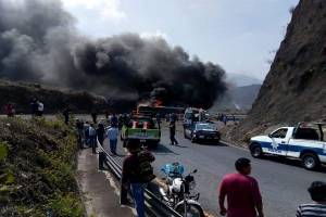 Mueren 21 personas tras volcarse camión en la autopista Puebla-Orizaba