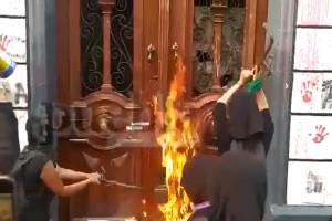VIDEOS: Feministas prenden fuego a la puerta del Congreso de Puebla
