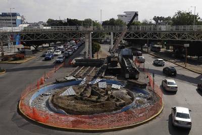 ¡Adiós Suavicrema! Retiran por fin obelisco de rotonda del Bulevar Hermanos Serdán