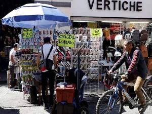 Ambulantes también rodean centros comerciales en Puebla Capital, acusan empresarios
