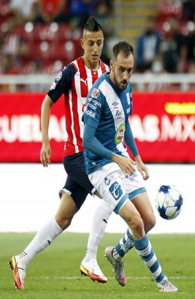 Club Puebla sigue invicto, es líder y viene de atrás para ganar 3-2 ante Chivas