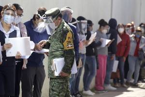 Médicos particulares de Puebla llegan a la Zona Militar para recibir vacuna contra COVID