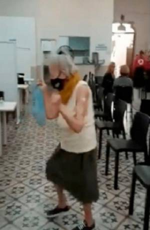 VIDEO: Abuelita baila de gusto tras recibir vacuna contra el coronavirus
