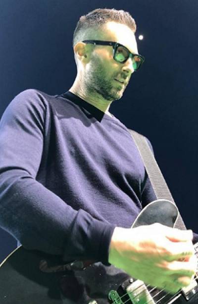 Adam Levine, vocalista de Maroon 5, acusado de infiel
