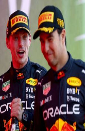 Sergio Pérez va por Verstappen en la carrera mundial de pilotos