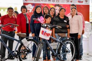 Cuautlancingo: Lupita Daniel reconoce a cientos de mujeres en su día