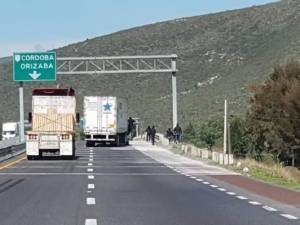 Captan a sujetos atracando camión con mercancía en la autopista Puebla-Orizaba