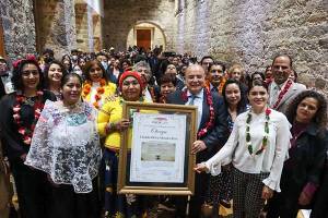 Entrega ayuntamiento de Zacatlán título de la Ciudad a presidenta del CONAPRED