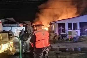 Maderería se incendió y alertó a vecinos de San Pedro Cholula