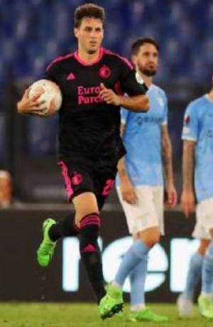 Santi Giménez anota doblete pero no evita caída del Feyenoord 2-4 ante Lazio