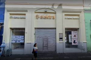 Con pistolas y martillos saquean tienda Elektra en el centro de Puebla