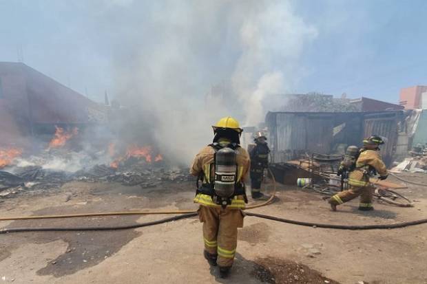Incendio consumió inmueble con material reciclable en la colonia Vicente Guerrero