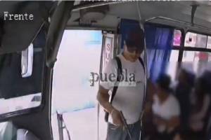 VIDEO: Ladrón atracó con pistola a usuarios de transporte público en Puebla