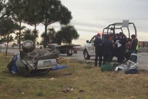 Hombre vuelca su vehículo y fallece en el Periférico de Puebla