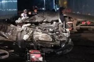 Mueren dos personas tras impactar su vehículo detrás de un tráiler en Texmelucan